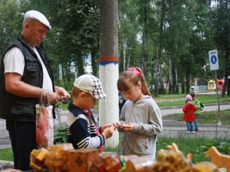 Люди решают головоломки в День рождения Комсомольского парка 18 июля 2015