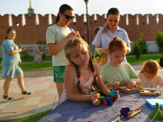 Дети и родители разгадывают головоломки на Музей головоломок МузееУм на Газоне Тула 19 августа 2023 года