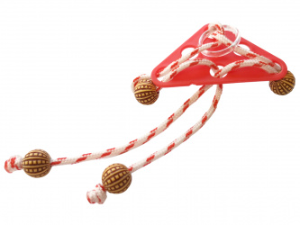 Треугольная красная пластиковая веревочная головоломка Клубничное монпансье: задача снять кольцо. Авторская идея проекта МузееУм.