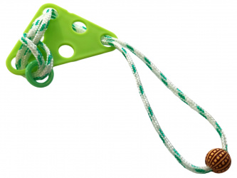 Простая пластиковая зеленая треугольная веревочная головоломка Мятное монпансье. Задача: снять кольцо.  Можно купить в МузееУм.
